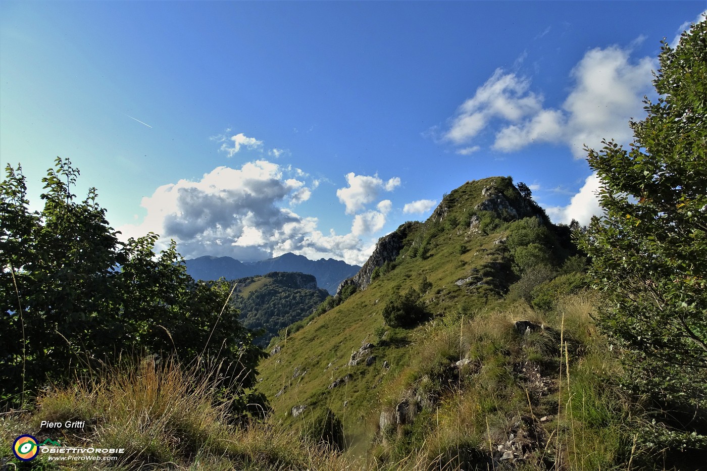 50 Susi sale alla vera cima del Monte Castello (1474 m).JPG
